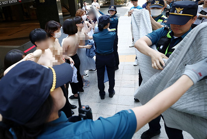 Phụ nữ Hàn Quốc biểu tình ngực trần phản đối Facebook