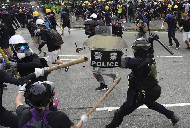 Duyệt ứng dụng theo dõi cảnh sát ở Hong Kong, Apple chọc giận Bắc Kinh
