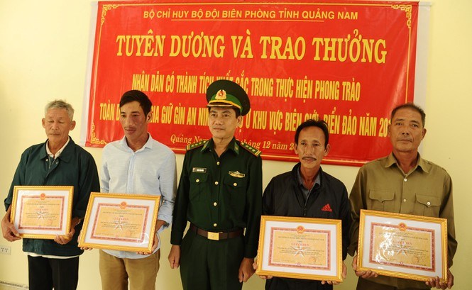 Khen thưởng người dân giao nộp heroin nhặt được trên bờ biển