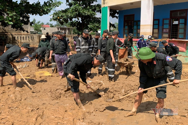 Hàng trăm cảnh sát cơ động xắn tay dọn bùn phủ kín sân trường học