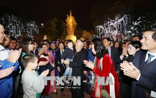 Tổng Bí thư Nguyễn Phú Trọng chung vui cùng người dân Hà Nội chào đón Giao thừa