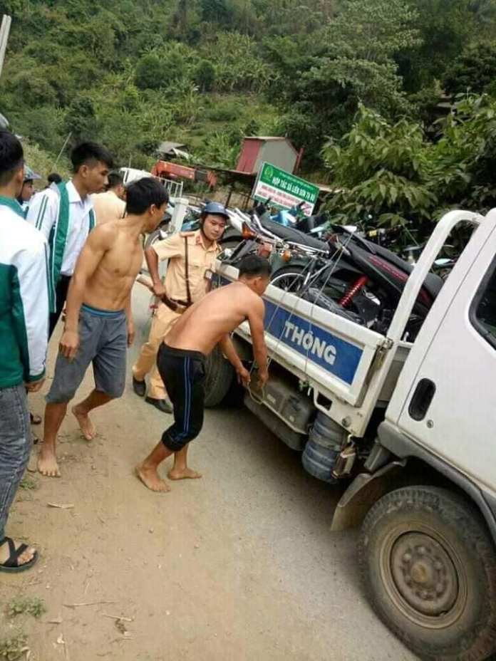 Dân mang gỗ ra đường chặn ô tô của CSGT để đòi lại xe vi phạm