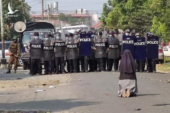 Nữ tu quỳ gối xin cảnh sát dừng trấn áp người biểu tình chấn động Myanmar