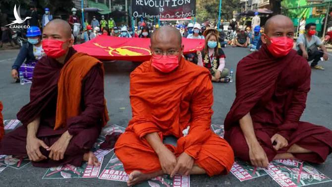 Hàng loạt nhà sư cùng nhau xuống đường biểu tình, khiến Myanmar loạn càng thêm loạn