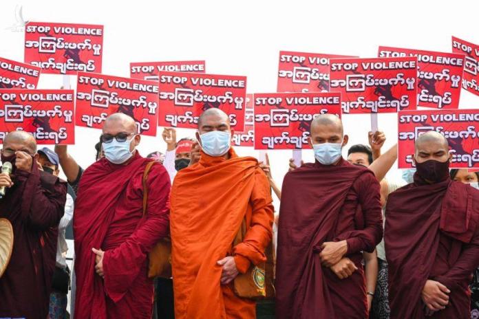 Hàng loạt nhà sư cùng nhau xuống đường biểu tình, khiến Myanmar loạn càng thêm loạn