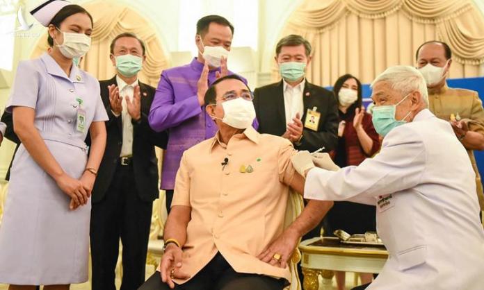 Thủ tướng Thái Lan tiêm vaccine AstraZeneca đầu tiên
