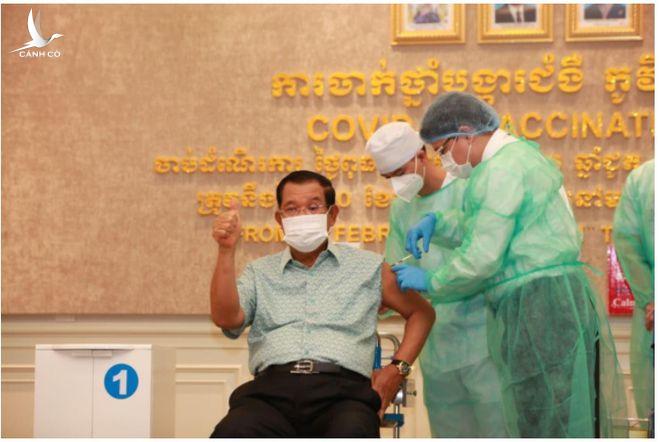 Vì sao ông Hun Sen tiêm vắc xin Covid-19 của Anh, không phải vắc xin Trung Quốc?