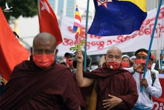 Hàng loạt nhà sư cùng nhau xuống đường biểu tình, khiến Myanmar loạn càng thêm loạn