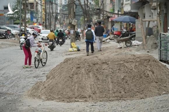 Ngổn ngang “bãi chiến trường” trên tuyến đường cải tạo trị giá 366 tỷ đồng ở Hà Nội