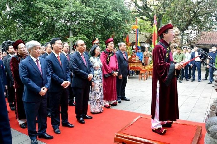 Về bức ảnh Chủ tịch nước Nguyễn Xuân Phúc mang giày thể thao dâng hương tại đền Hùng Về bức ảnh Chủ tịch nước Nguyễn Xuân Phúc mang giày thể thao dâng hương tại đền Hùng