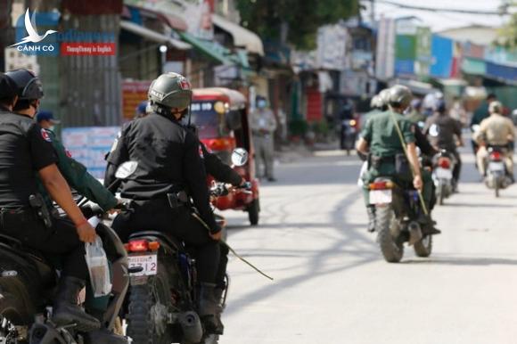 Cảnh sát trưởng Phnom Penh: Cảnh sát cầm roi mây chỉ để răn đe người vi phạm lệnh phong tỏa COVID-19