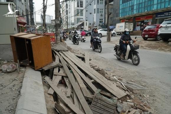 Ngổn ngang “bãi chiến trường” trên tuyến đường cải tạo trị giá 366 tỷ đồng ở Hà Nội