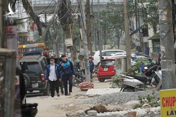 Ngổn ngang “bãi chiến trường” trên tuyến đường cải tạo trị giá 366 tỷ đồng ở Hà Nội