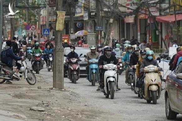 Ngổn ngang “bãi chiến trường” trên tuyến đường cải tạo trị giá 366 tỷ đồng ở Hà Nội