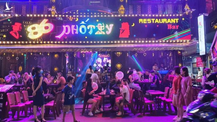 TP.HCM tạm dừng dịch vụ karaoke, quán bar, vũ trường từ 18h ngày 30/4