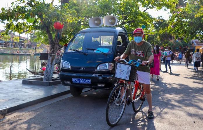 Bất chấp dịch bệnh, hàng nghìn người chen chúc tại Hội An trong ngày đầu nghỉ lễ 30/4