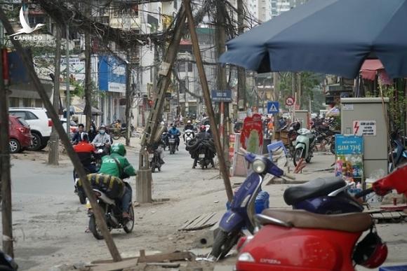 Ngổn ngang “bãi chiến trường” trên tuyến đường cải tạo trị giá 366 tỷ đồng ở Hà Nội