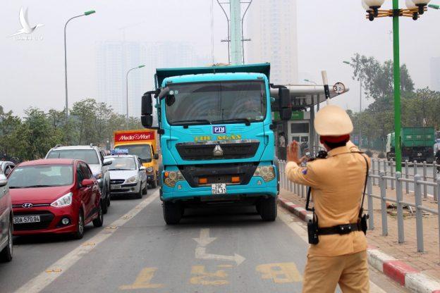 Phó Thủ tướng: Điều tra xem có ai chống lưng cho xe quá tải hay không?