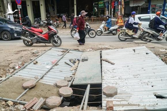 Ngổn ngang “bãi chiến trường” trên tuyến đường cải tạo trị giá 366 tỷ đồng ở Hà Nội