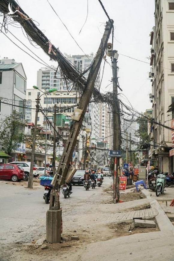 Ngổn ngang “bãi chiến trường” trên tuyến đường cải tạo trị giá 366 tỷ đồng ở Hà Nội