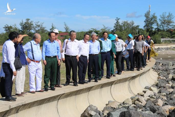 Bí thư Thành ủy Nguyễn Văn Nên và các chuyên gia khảo sát tại Cần Giờ