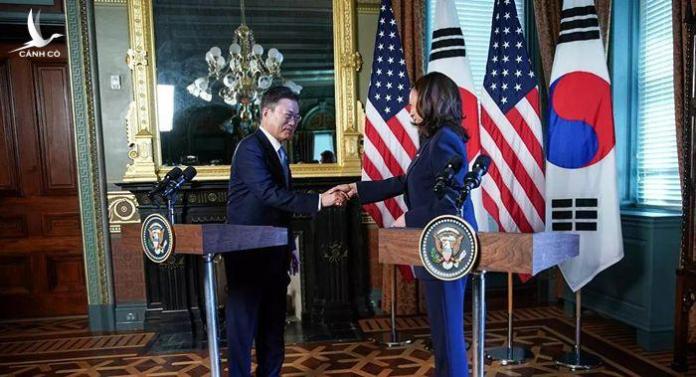 Dậy sóng video Phó Tổng thống Mỹ Harris chùi tay sau khi bắt tay Tổng thống Hàn Quốc