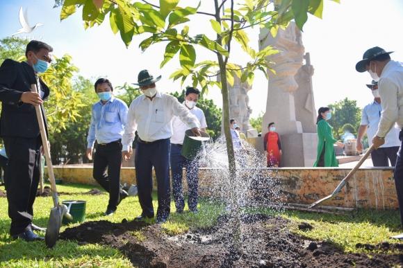 Chủ tịch nước Nguyễn Xuân Phúc dâng hương tưởng niệm tại Ngã ba Giồng