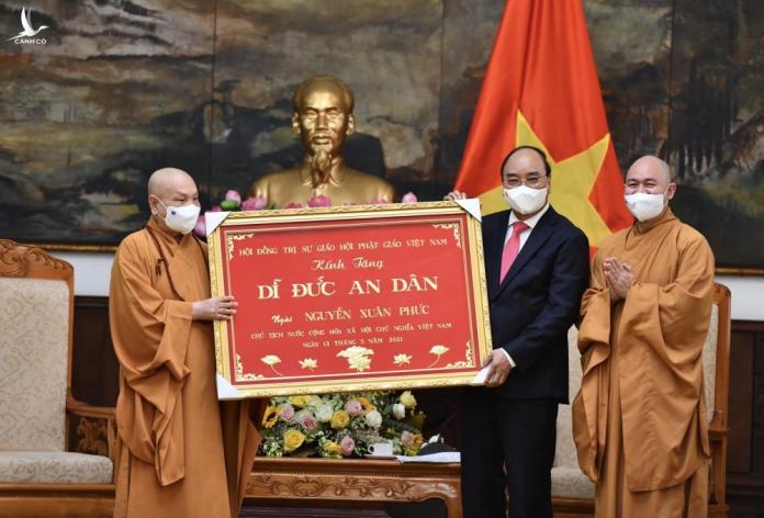 Chủ tịch nước Nguyễn Xuân Phúc được tặng 4 chữ ‘Dĩ đức an dân’