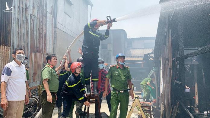 Cháy rụi 3 căn nhà giữa phố, Giám đốc Công an Đinh Văn Nơi trực tiếp dập lửa