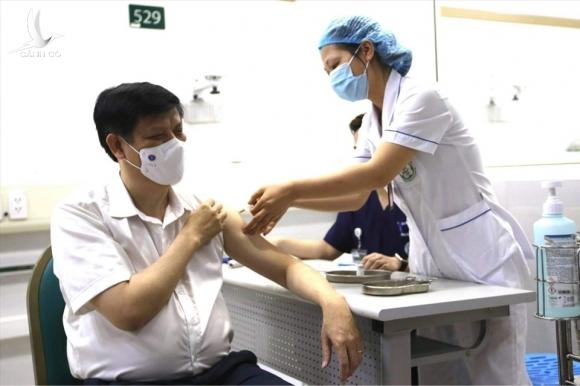 Bộ trưởng Nguyễn Thanh Long tiêm vaccine phòng COVID-19