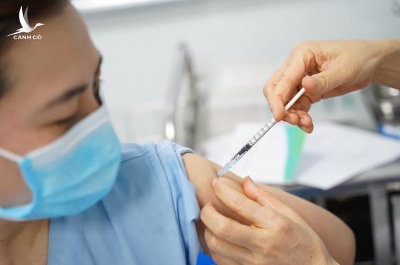 Bộ Y tế hỏa tốc yêu cầu TP. HCM và 9 địa phương đẩy nhanh tiêm vắc xin COVID-19