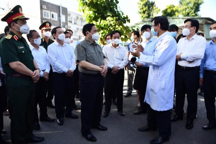Thủ tướng Phạm Minh Chính kiểm tra việc phòng chống dịch ở Bình Dương