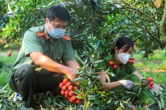 Thủ đoạn ‘vấy mực’ hình ảnh người Công an giúp dân trong đại dịch COVID-19