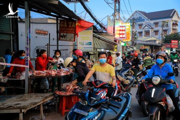 Chủ tịch TP.HCM: ‘Chúng ta thắt chặt nhưng sao số ca mắc vẫn tăng?’