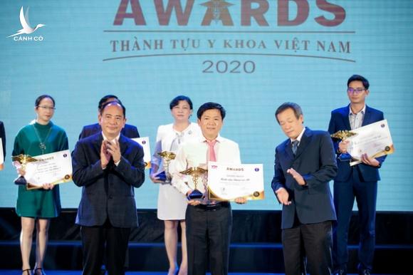 Bác sĩ Tú Dung nhận cúp vàng Thành tựu y khoa Việt Nam 2020