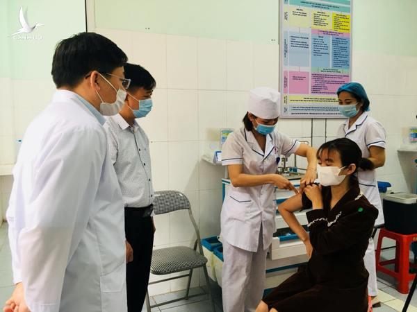 Bộ Y tế chuyển khẩn 800.000 liều vaccine Covid-19 cho TP HCM