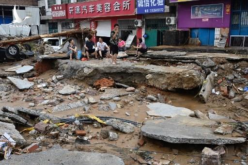 Cận cảnh lũ lụt ”nghìn năm có một” khiến 33 người chết ở Trung Quốc