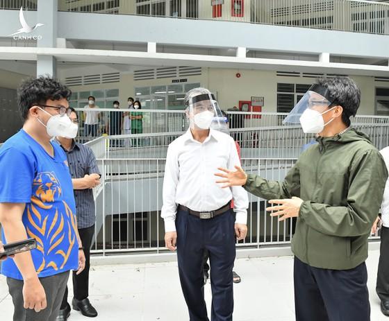 Phó Thủ tướng Vũ Đức Đam: Cách ly phải nghiêm ngặt, không để “ngoài chăng dây, trong vẫn giao lưu” Phó Thủ tướng Vũ Đức Đam: Cách ly phải nghiêm ngặt, không để “ngoài chăng dây, trong vẫn giao lưu”