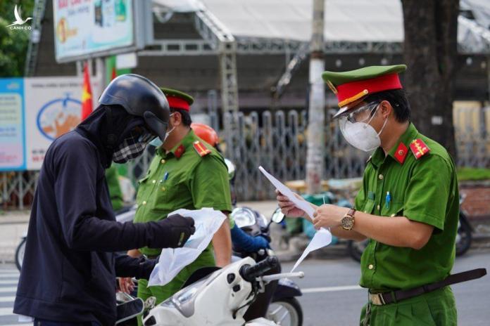 Chân dung những người chiến sĩ khả kính phục vụ nhân dân trong lúc giãn cách toàn thành