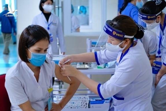 Người dân có thể ngồi nhà tự đăng ký tiêm vaccine Covid-19 từ 10-7