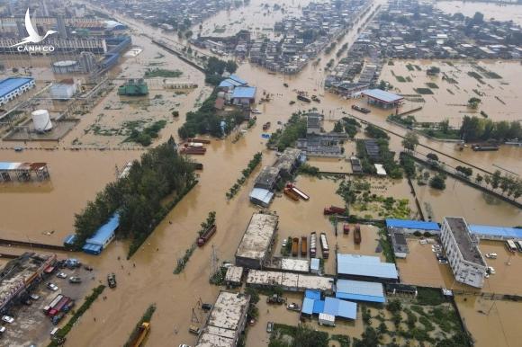 Ngôi làng TQ bị chia cắt hoàn toàn khỏi thế giới sau mưa lũ “ngàn năm có một”