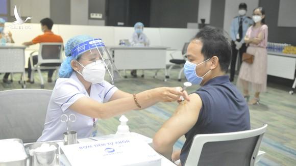 Người dân có thể ngồi nhà tự đăng ký tiêm vaccine Covid-19 từ 10-7