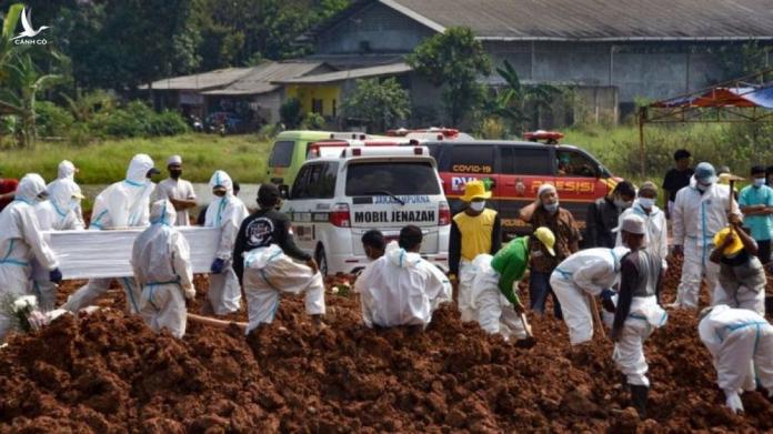 Không khác gì địa ngục, Indonesia đi từ khủng hoảng y tế đến khủng hoảng quan tài