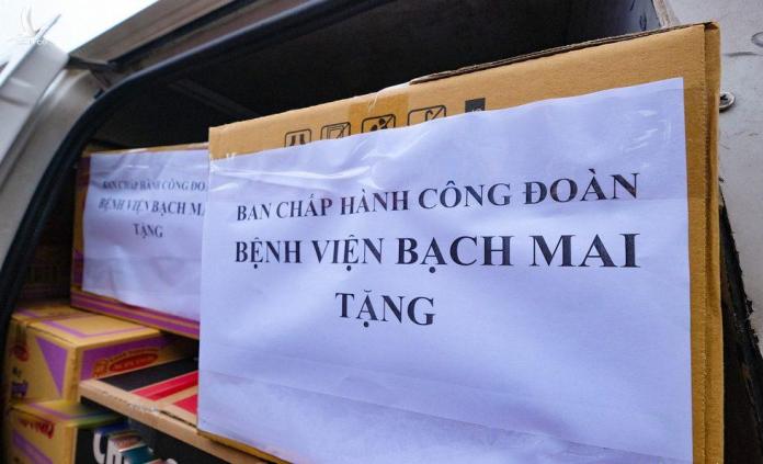 Tàu chở hàng trăm thiết bị y tế của Trung tâm Hồi sức lớn nhất miền Bắc vào TP.HCM chống dịch