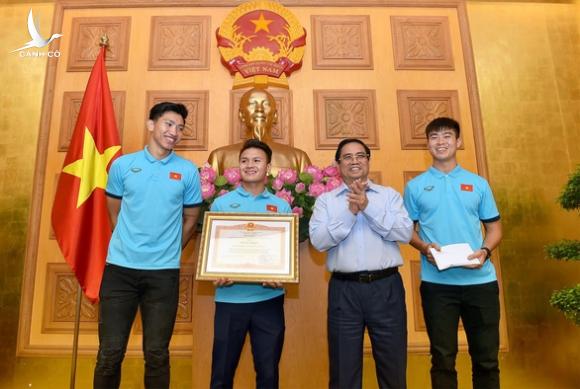 Thủ tướng Phạm Minh Chính tặng bằng khen cho đội tuyển Việt Nam