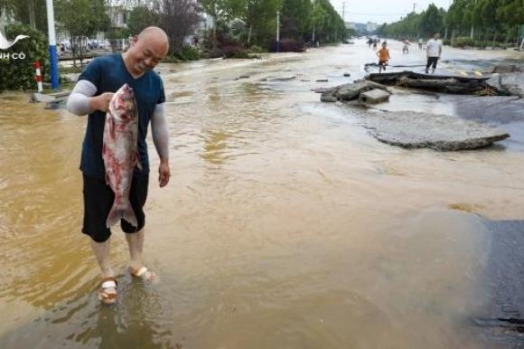 Ngôi làng TQ bị chia cắt hoàn toàn khỏi thế giới sau mưa lũ “ngàn năm có một”