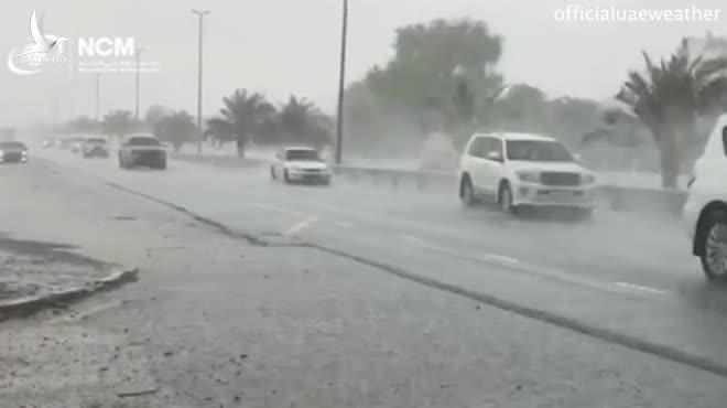 Nắng nóng hơn 50 độ C, UAE thành công tạo mưa như trút nước