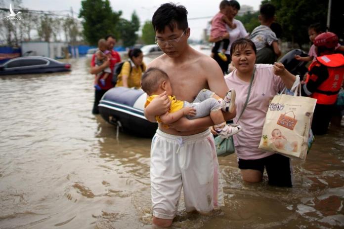 Dân Trịnh Châu tuyệt vọng tìm người thân sau ‘đại hồng thủy’