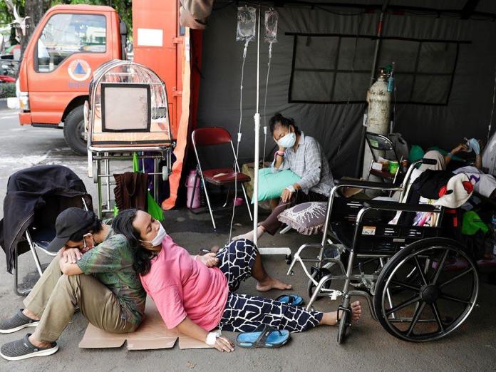 Thảm kịch tại Indonesia: Y tế quá tải, nhiều người nằm nhà chờ chết