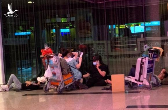 Nhiều hành khách “bám trụ” ở sân bay Tân Sơn Nhất vì Hà Nội thiếu chỗ cách ly